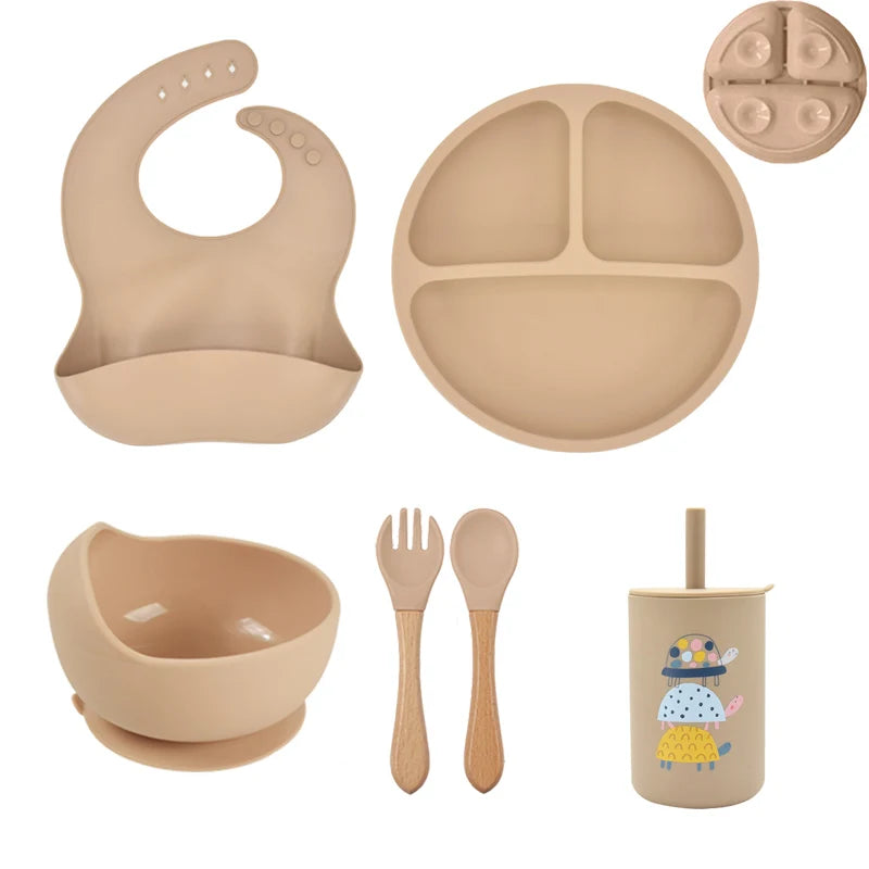 Conjunto 5P de Louça Infantil de Silicone – Prato Dividido com Tampa, Tigela com Ventosa, Copo com Canudo, Colher e Garfo de Madeira