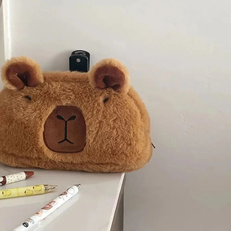 Estojo de Pelúcia Capivara – Fofo, Criativo e Super Espaçoso!